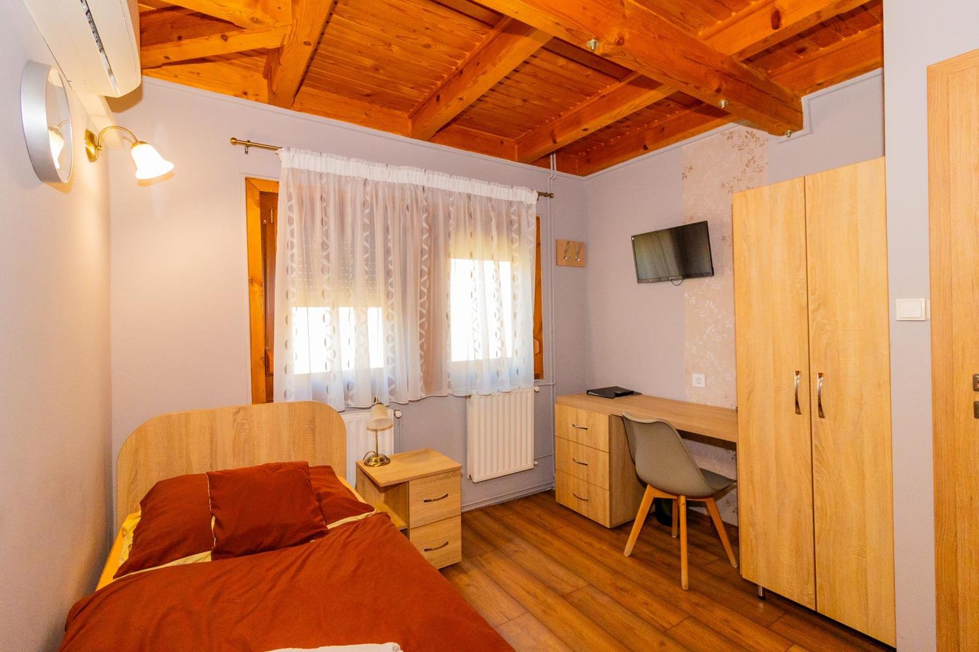 Tisza Panzio Es Apartman Tiszaujvaros Exterior photo